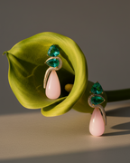 Pendientes finos con piedras verdes en talla trillante y lágrima rosa colgante. Diseño delicado en plata de ley bañada en oro.