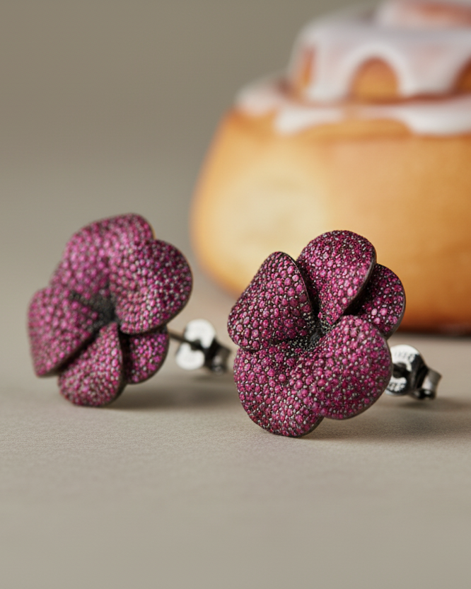 Pendientes flor negros con piedras garnet y acabado elegante en rodio oscuro.