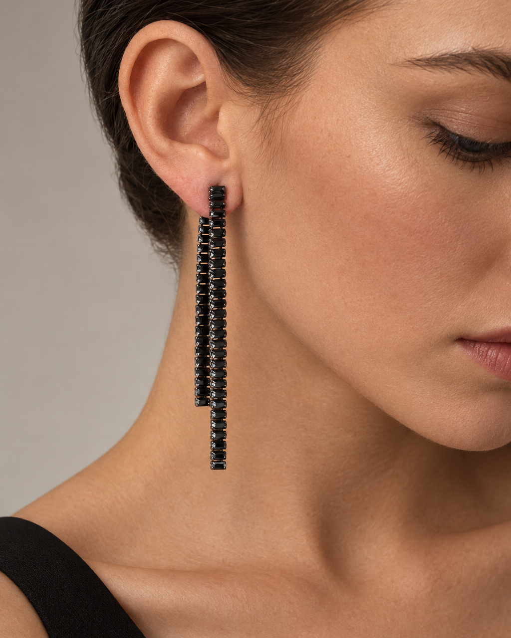 Pendientes GALEI negros de diseño largo con doble tira y piedras rectangulares.