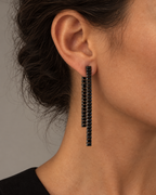 Pendientes GALEI negros y largos con piedras rectangulares para completar looks de noche.