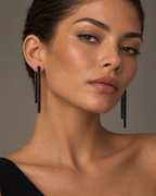 Pendientes GALEI con piedras negras de talla rectangular y doble caída asimétrica.