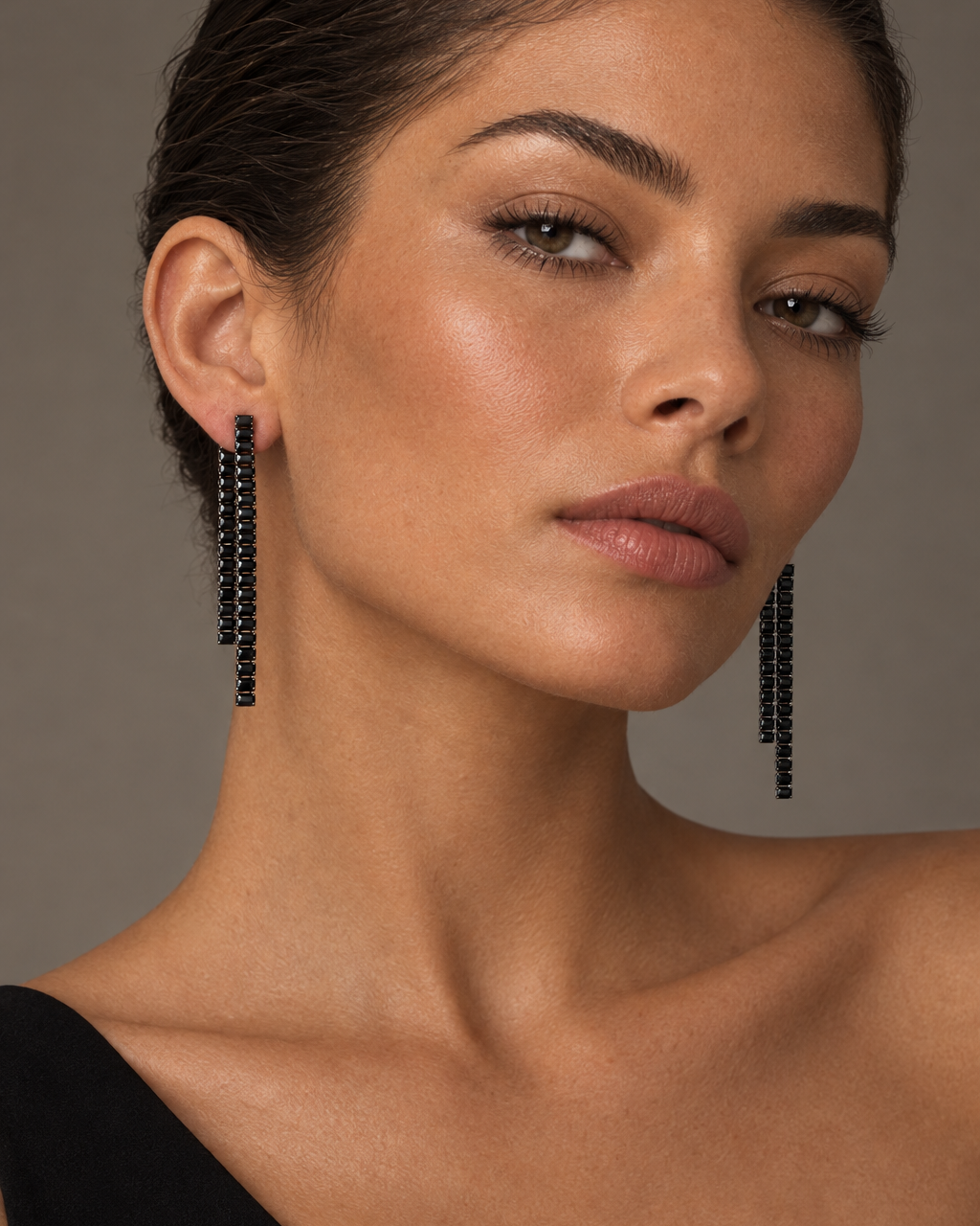 Pendientes GALEI con piedras negras de talla rectangular y doble caída asimétrica.