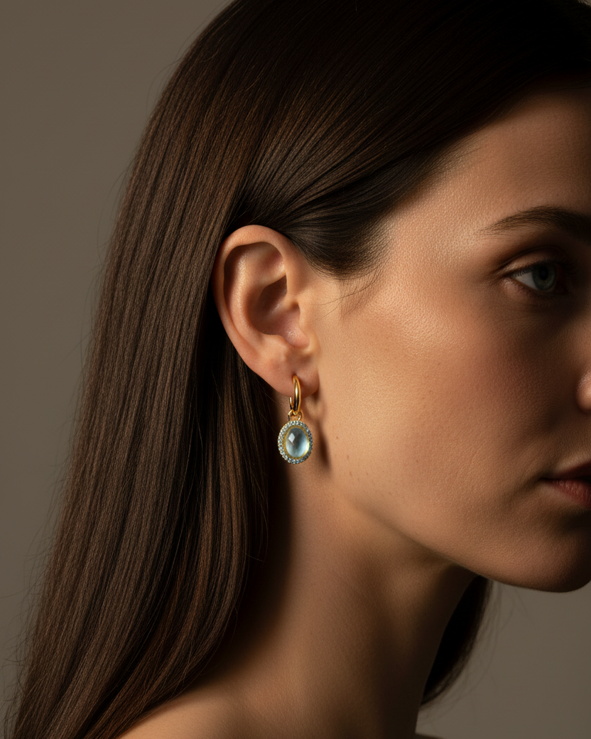 Pendientes femeninos con piedra azul agua marina y brillo delicado.