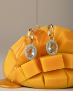 Pendientes de joyería fina con piedra azul y acabado en oro amarillo de 18 kt.