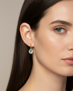 Pendientes con piedra ovalada azul aguamarina y circonitas brillantes en azul topacio.
