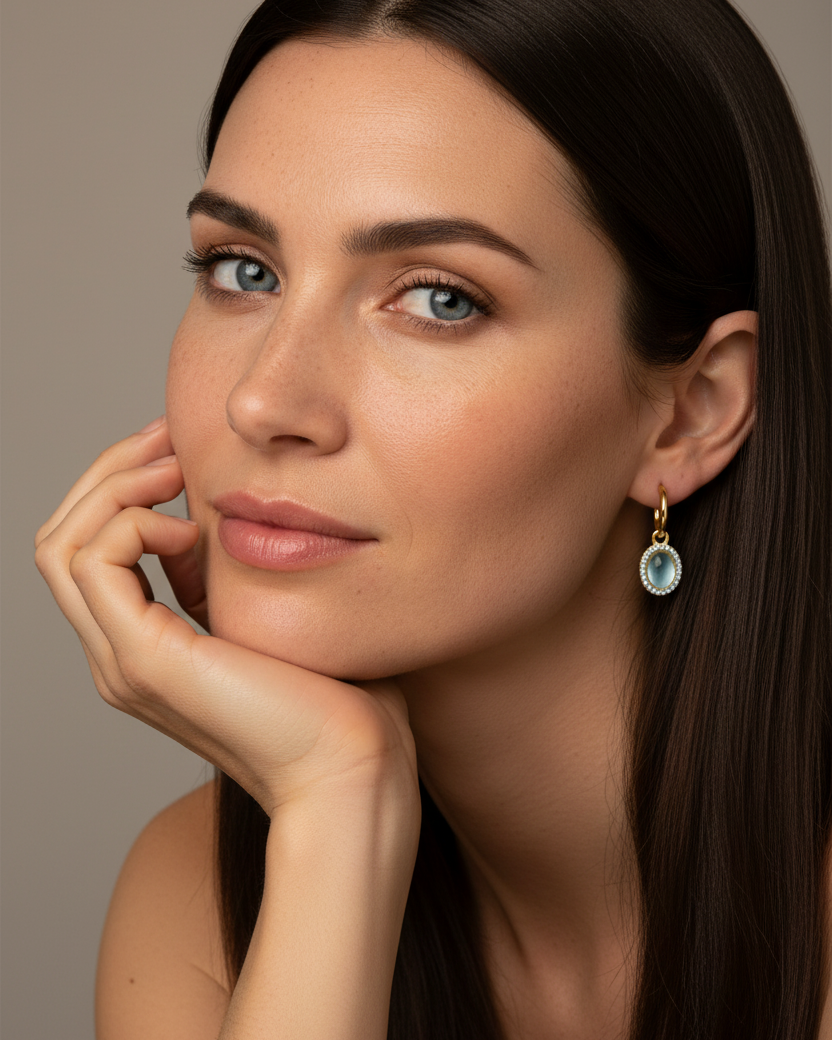 Pendientes Gi de Sibela Studio con piedra azul aguamarina y acabado en oro amarillo.