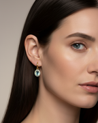 Pendientes sofisticados dorados con piedra azul y diseño elegante y moderno.