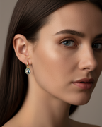 Pendientes elegantes con piedra azul aguamarina rodeada de circonitas azul topacio.