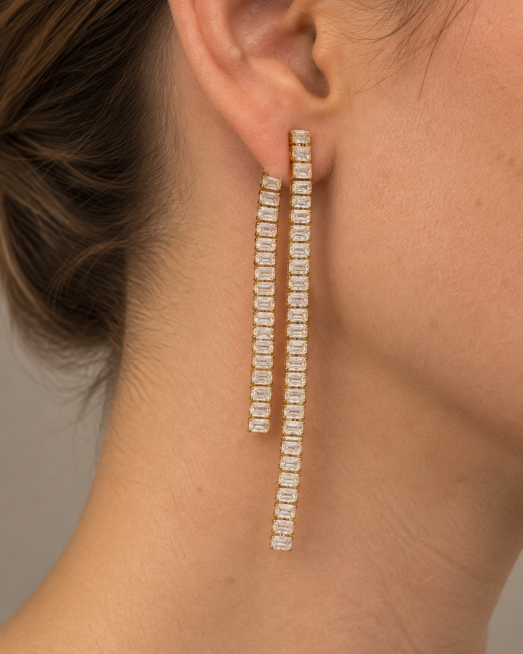 Pendientes GIOIA con acabado amarillo y piedras blancas rectangulares en diseño de doble tira.