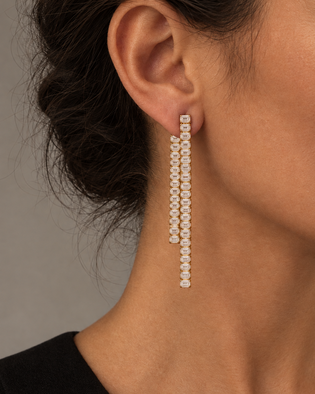 Pendientes GIOIA con piedras blancas de talla rectangular y doble caída asimétrica.