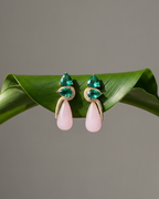 Pendientes elegantes con piedra trillante verde y gota esmeralda, combinadas con lágrima rosa. Fabricados en plata 925 con baño en oro amarillo.
