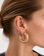 Pendientes Groove en oro amarillo de 18kts, aros minimalistas con acabado mate, diámetro de 20 mm y grosor de 9 mm, inspirados en el estilo de los años 90.