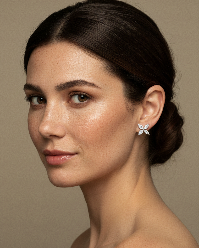 Pendientes Icaro con diseño fino y piedras blancas talla marquesa. Elegancia sutil y moderna.