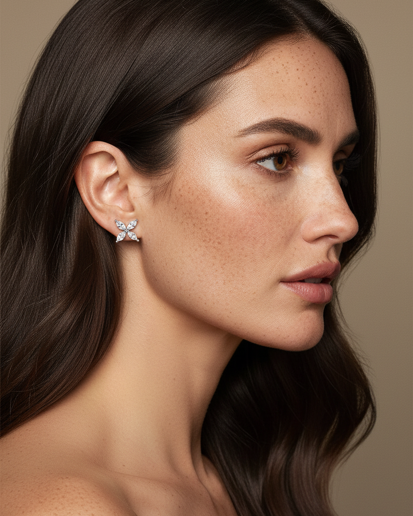Pendientes Icaro con piedras blancas en talla marquesa de 2 mm. Diseño minimalista, elegante y ligero para uso diario.