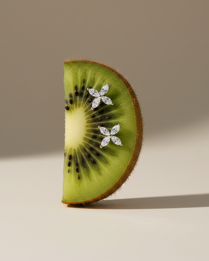 Pendientes Icaro minimalistas con acabado en rodio y piedras blancas. Diseño fino de estilo atemporal.