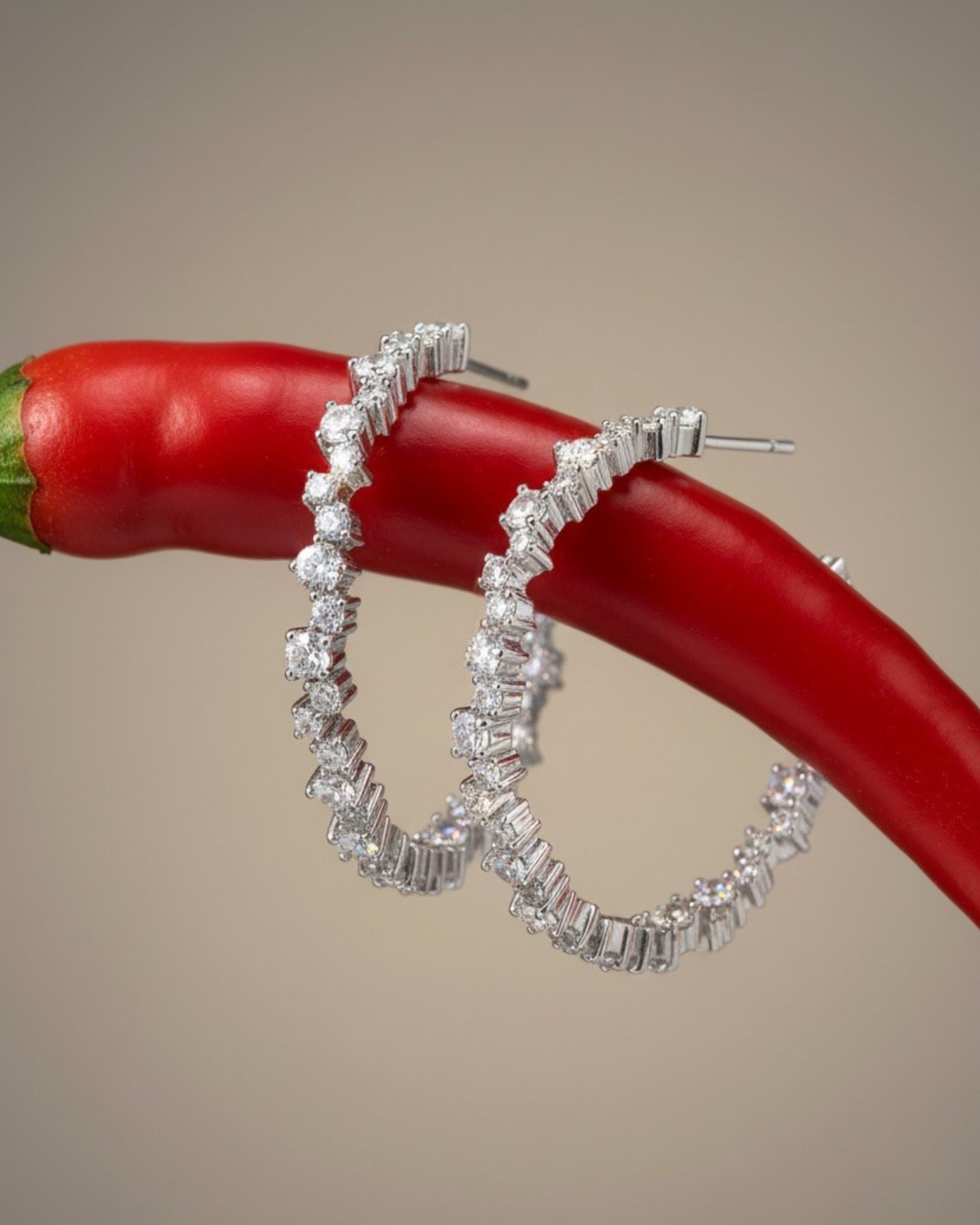 Pendientes Ice de aro brillante perfectos para ocasiones especiales y looks de fiesta.