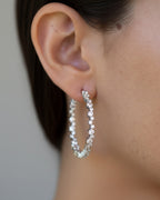 Pendientes Ice de aro grande con diseño luminoso que destaca por su tamaño y brillo.