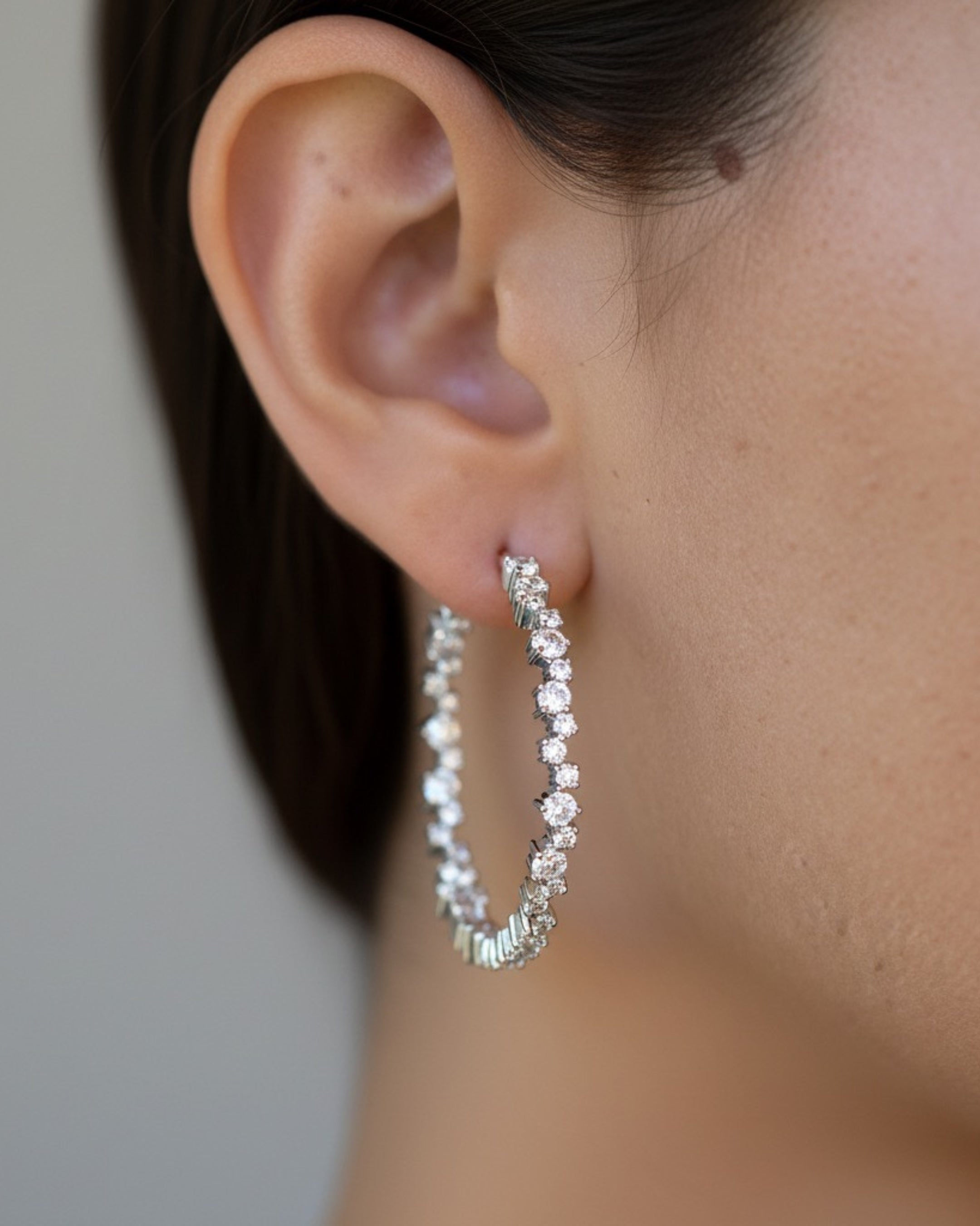 Pendientes Ice de aro grande con diseño luminoso que destaca por su tamaño y brillo.