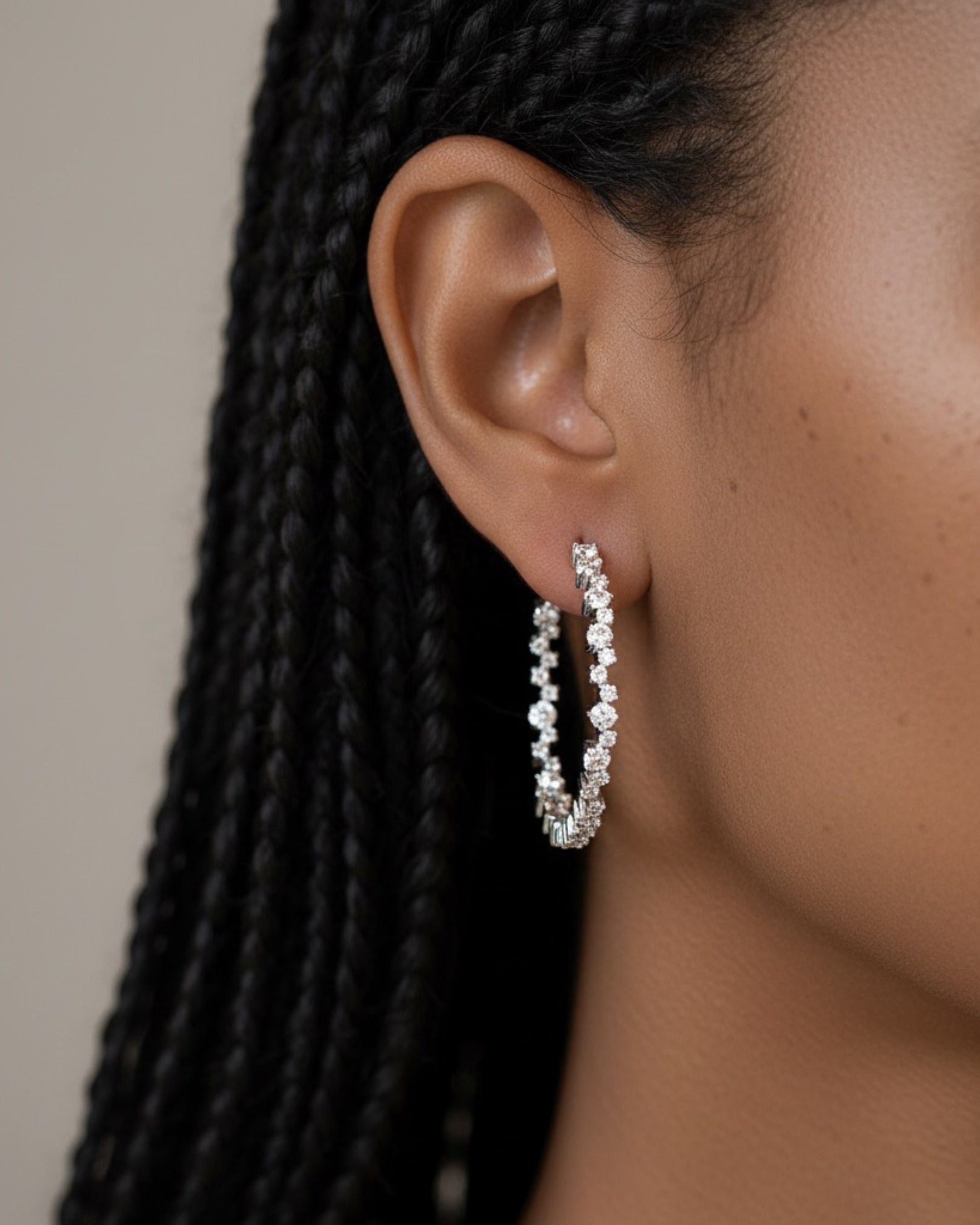 Primer plano de los pendientes Ice donde se aprecia el brillo de las pequeñas piedras.