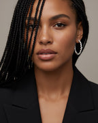 Detalle de los pendientes Ice con múltiples piedras en talla circular que reflejan la luz.