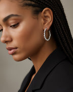 Pendientes Ice con diseño sofisticado de aro y múltiples piedras que aportan luminosidad.