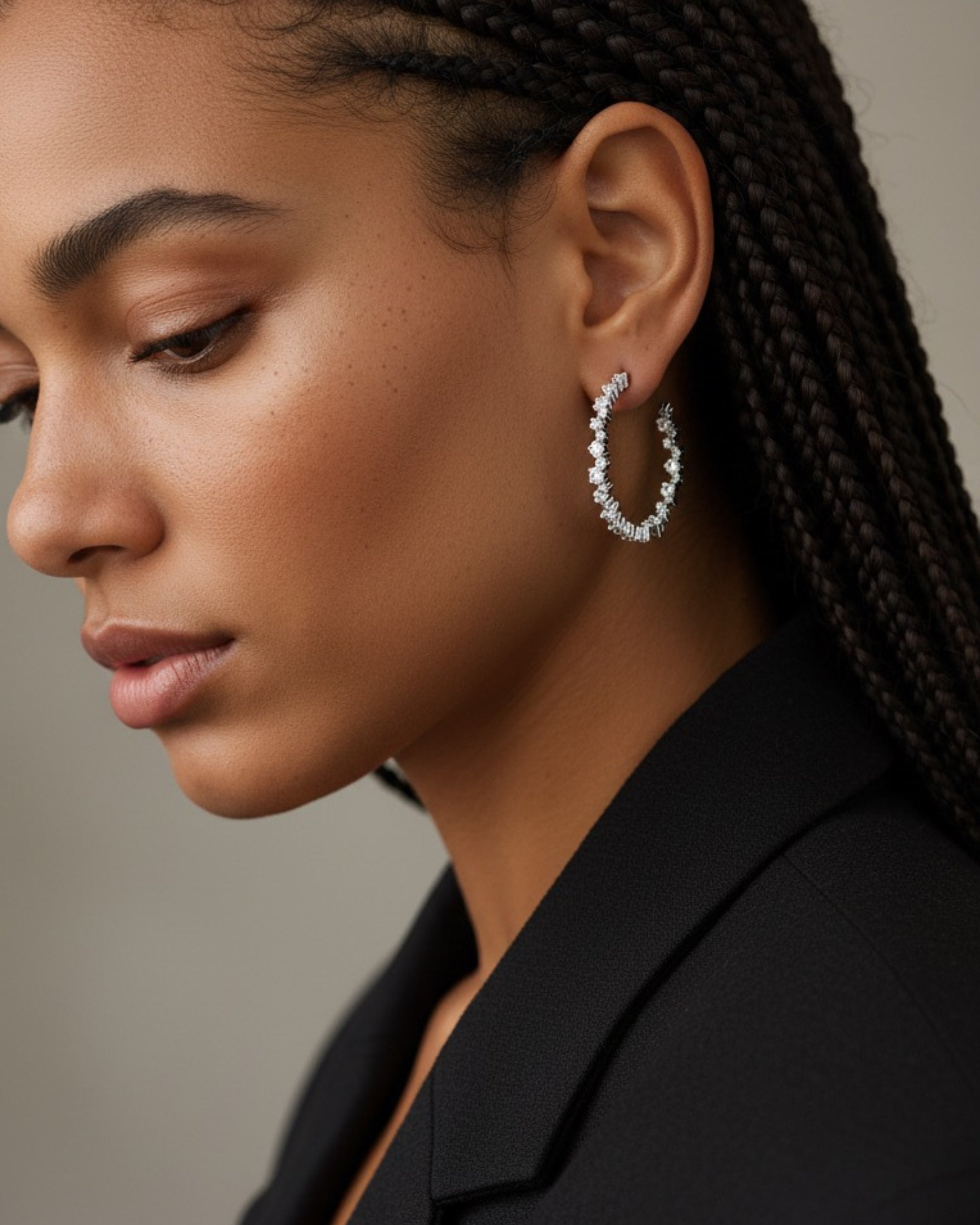 Pendientes Ice con diseño sofisticado de aro y múltiples piedras que aportan luminosidad.