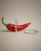 Vista frontal de los pendientes Ice en forma de aro con diseño brillante y sofisticado.