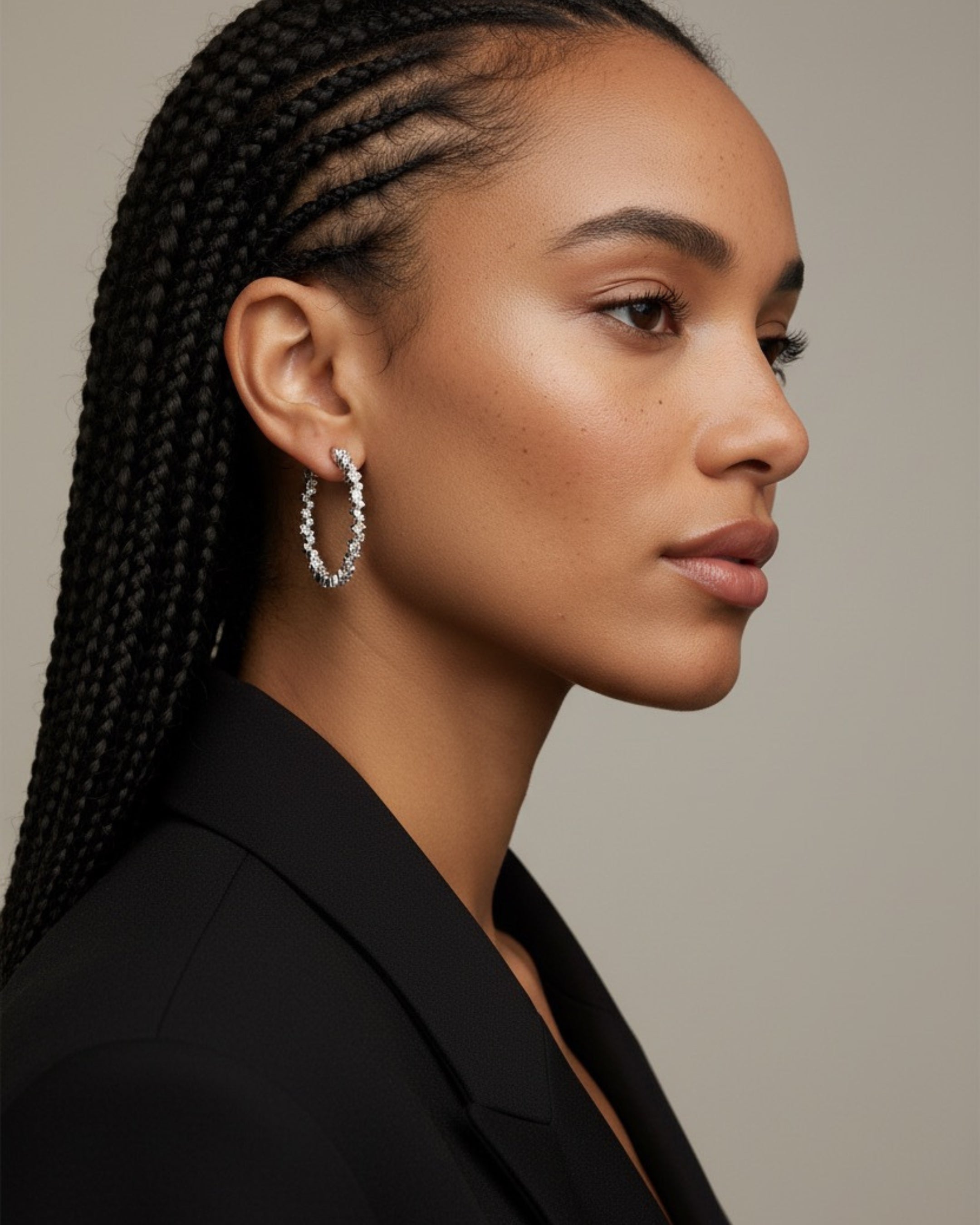 Vista lateral de los pendientes Ice que muestra su estructura de aro y su brillo.