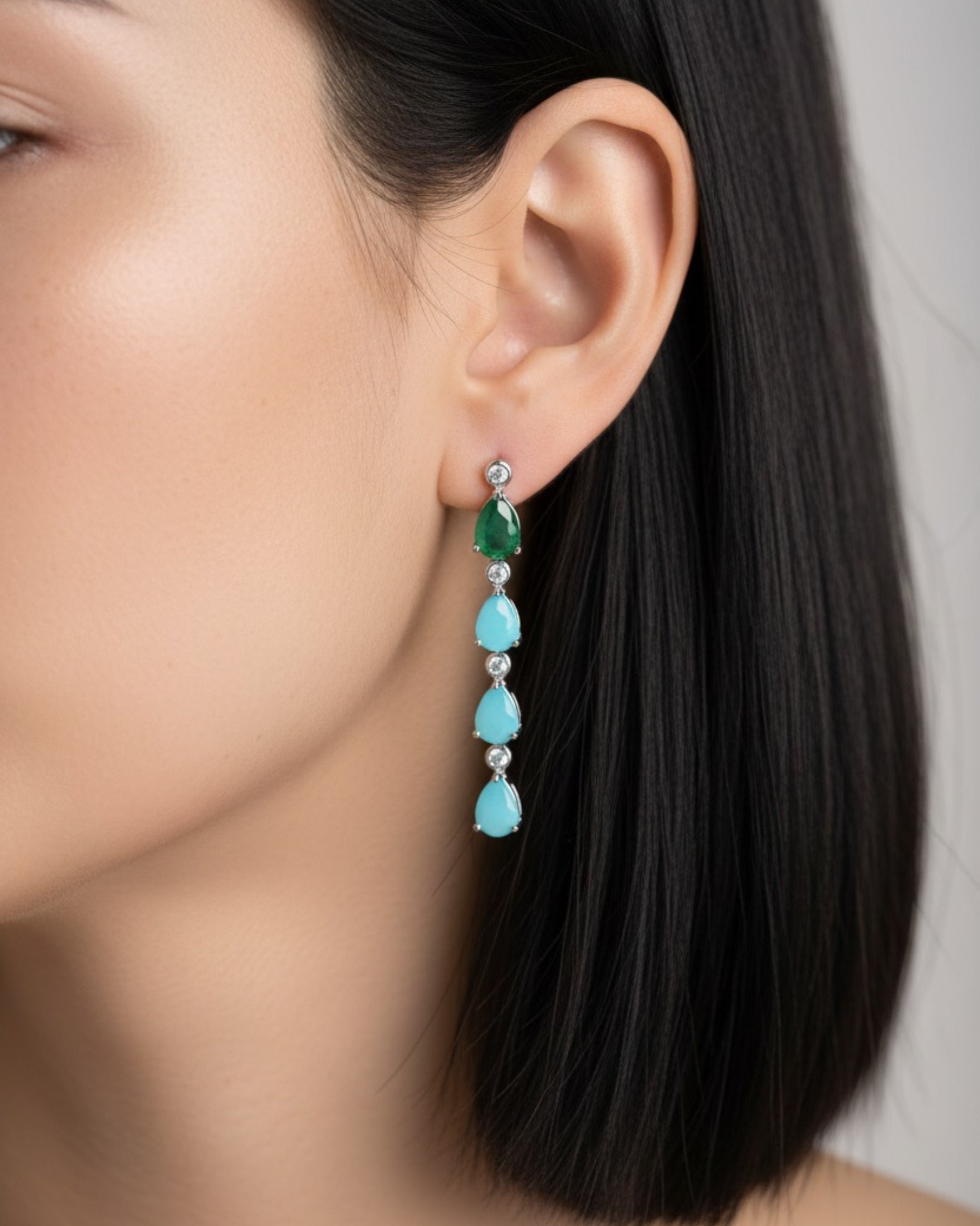 Pendientes Indian en rodio con piedras de colores en talla pera y circonitas blancas. Su diseño alargado de 30 mm aporta luminosidad y sofisticación.