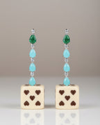 Pendientes Indian con circonitas blancas y piedras en forma de gota, montados en base de aleación con chapado en rodio. Una pieza elegante con brillo continuo y diseño fluido.