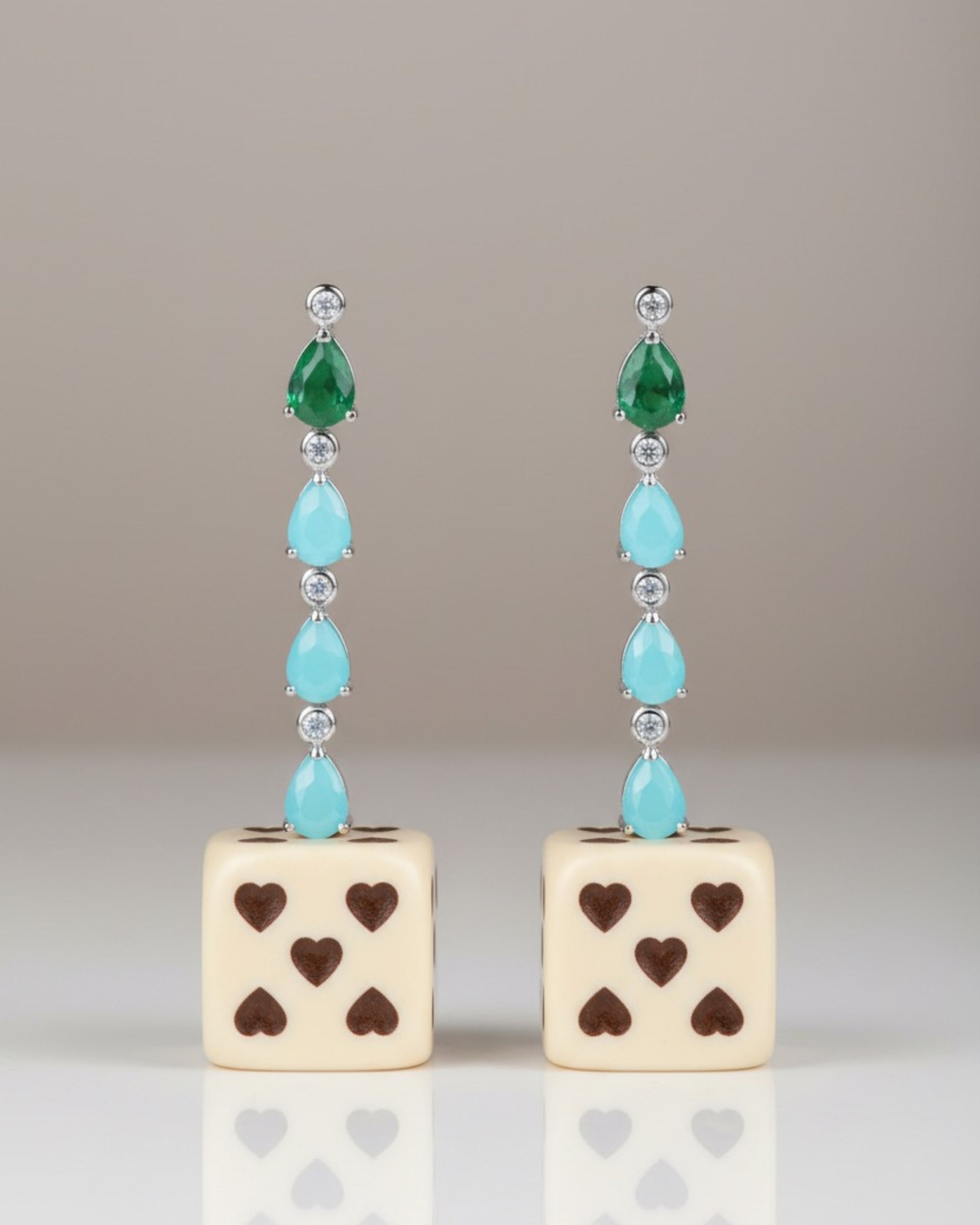 Pendientes Indian con circonitas blancas y piedras en forma de gota, montados en base de aleación con chapado en rodio. Una pieza elegante con brillo continuo y diseño fluido.