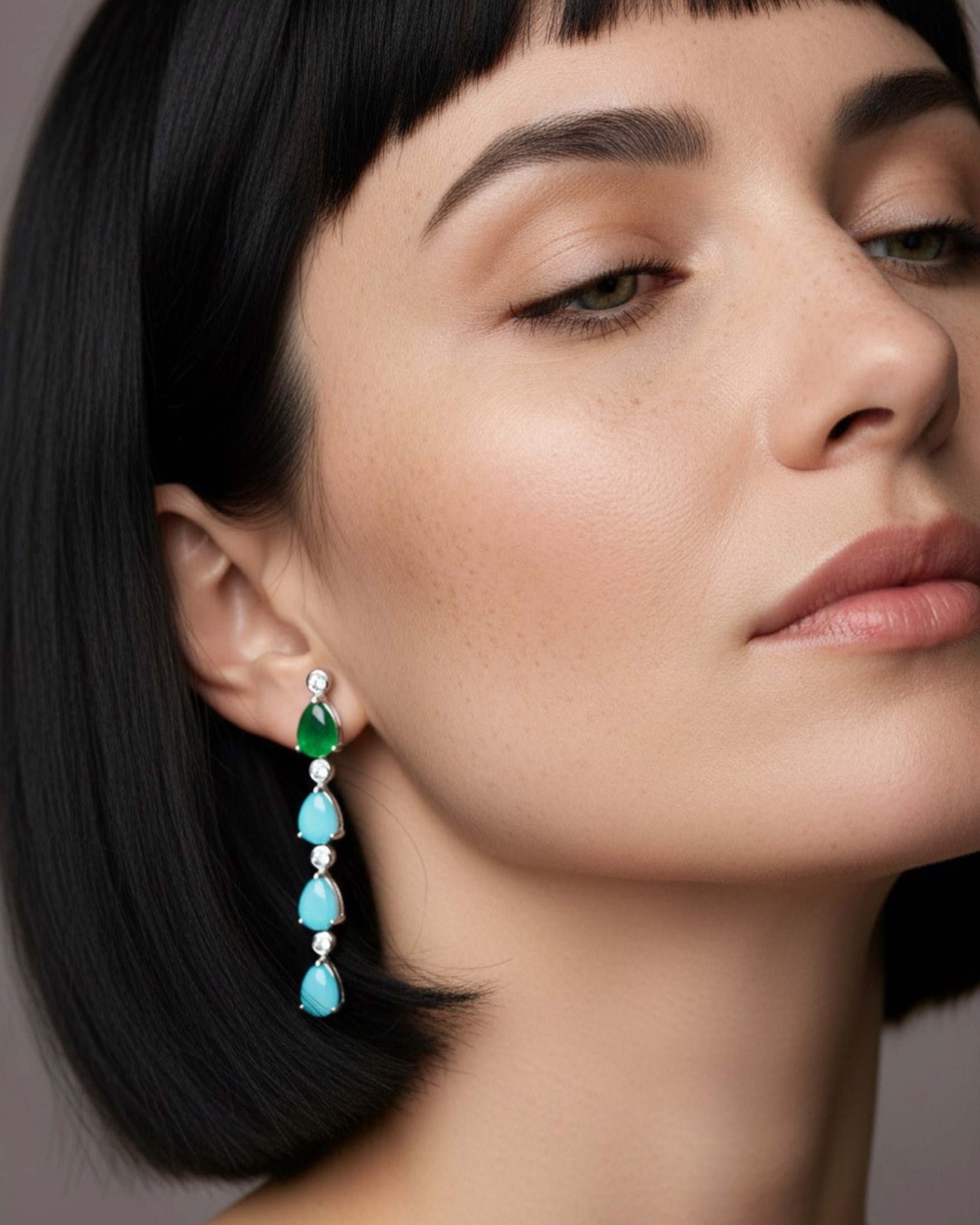 Detalle de pendientes Indian con combinación de piedras en talla pera y talla circular con circonitas blancas.