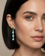 Pendientes Indian de diseño largo con acabado en rodio, compuestos por gemas en talla pera y detalles en circonitas blancas. Una joya sofisticada y luminosa.