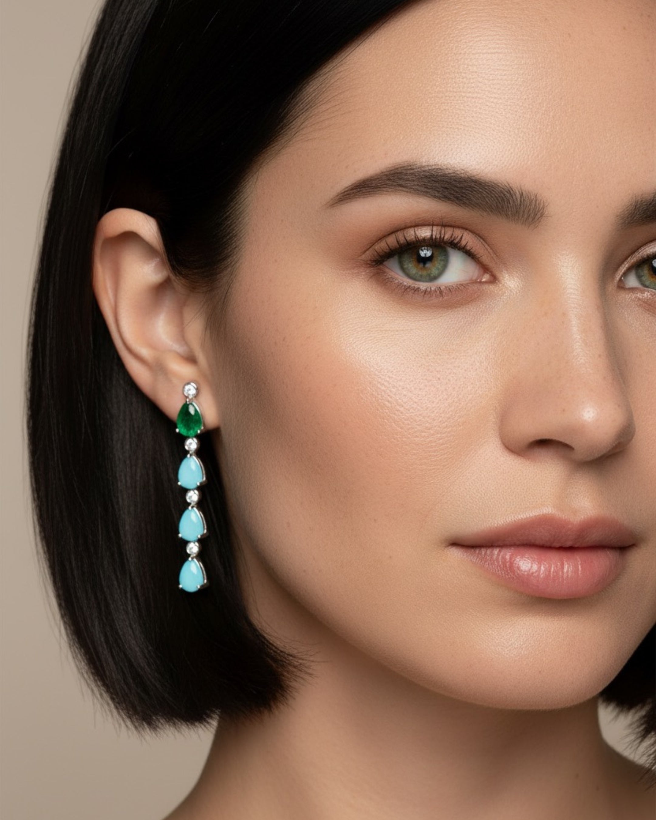 Pendientes Indian de diseño largo con acabado en rodio, compuestos por gemas en talla pera y detalles en circonitas blancas. Una joya sofisticada y luminosa.