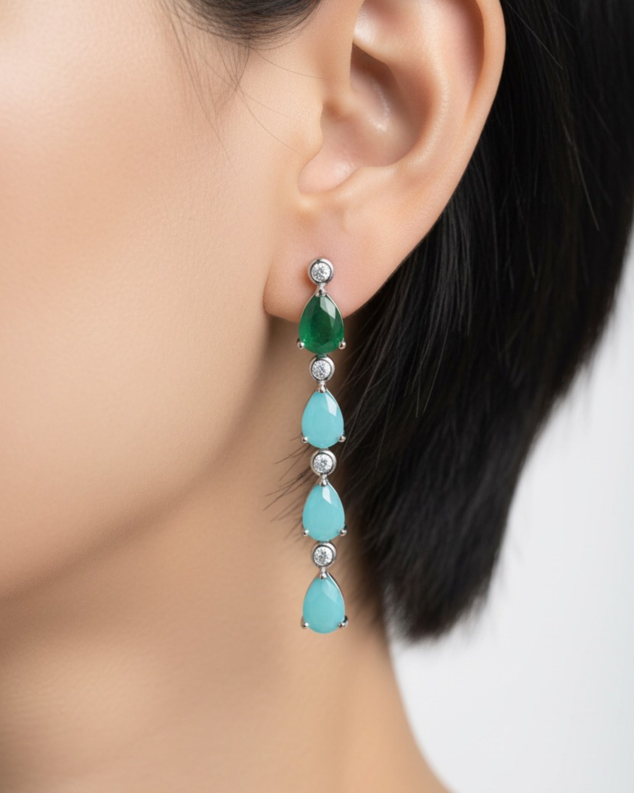 Pendientes Indian en rodio con circonitas blancas y piedras en tonos verdes y turquesa. Una pieza versátil ideal para ocasiones especiales o looks sofisticados.