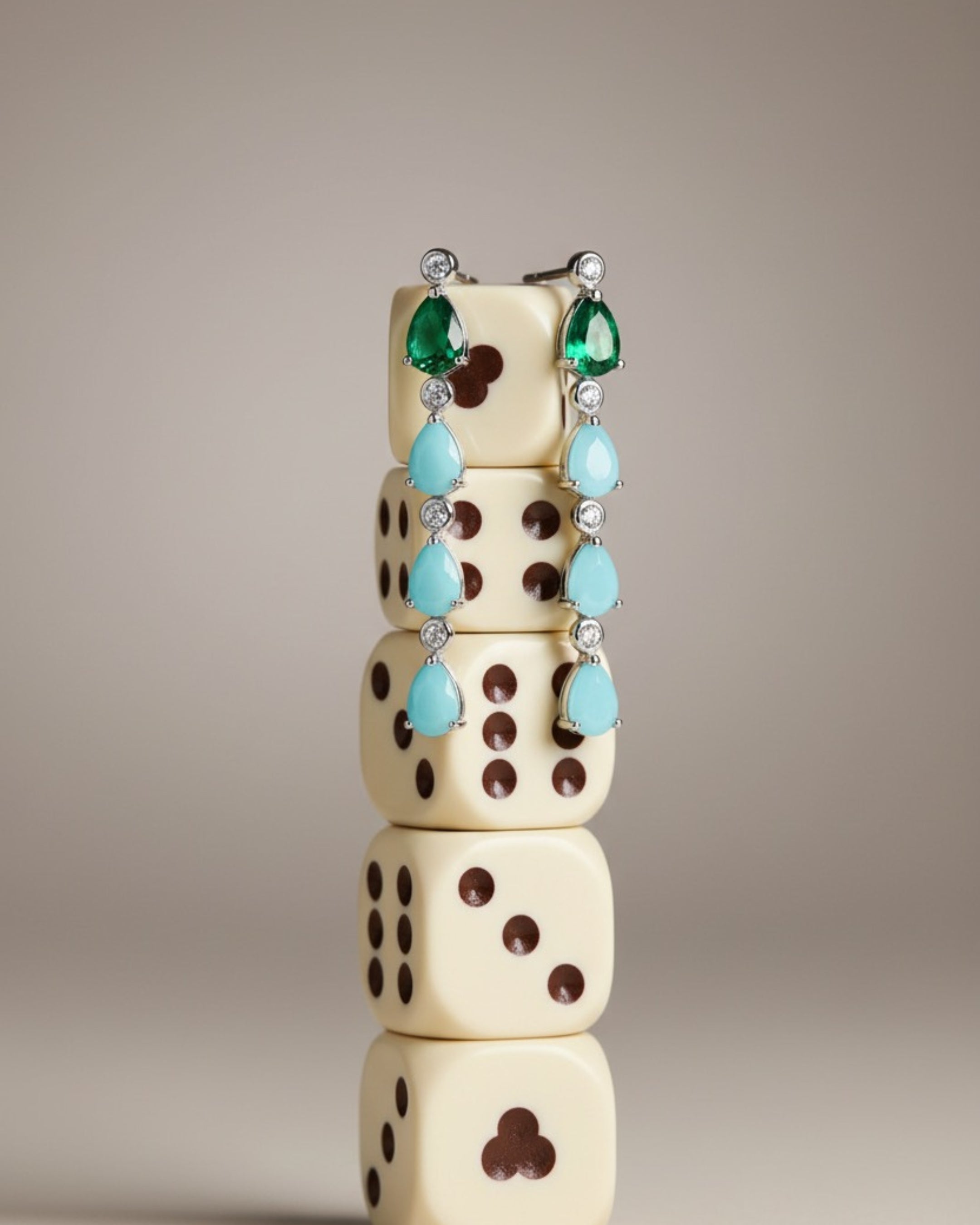 Pendientes Indian con movimiento y brillo, elaborados en base de alta calidad Sibela con chapado en rodio. Sus piedras de colores crean una composición elegante y moderna.