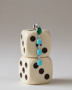 Pendientes Indian de Sibela Studio con piedras en talla gota y acabado en rodio. Diseño elegante de 30 mm con brillo intenso y estilo atemporal.