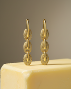 Pendientes industriales con brillo elegante y acabado en oro amarillo de 18 kt.