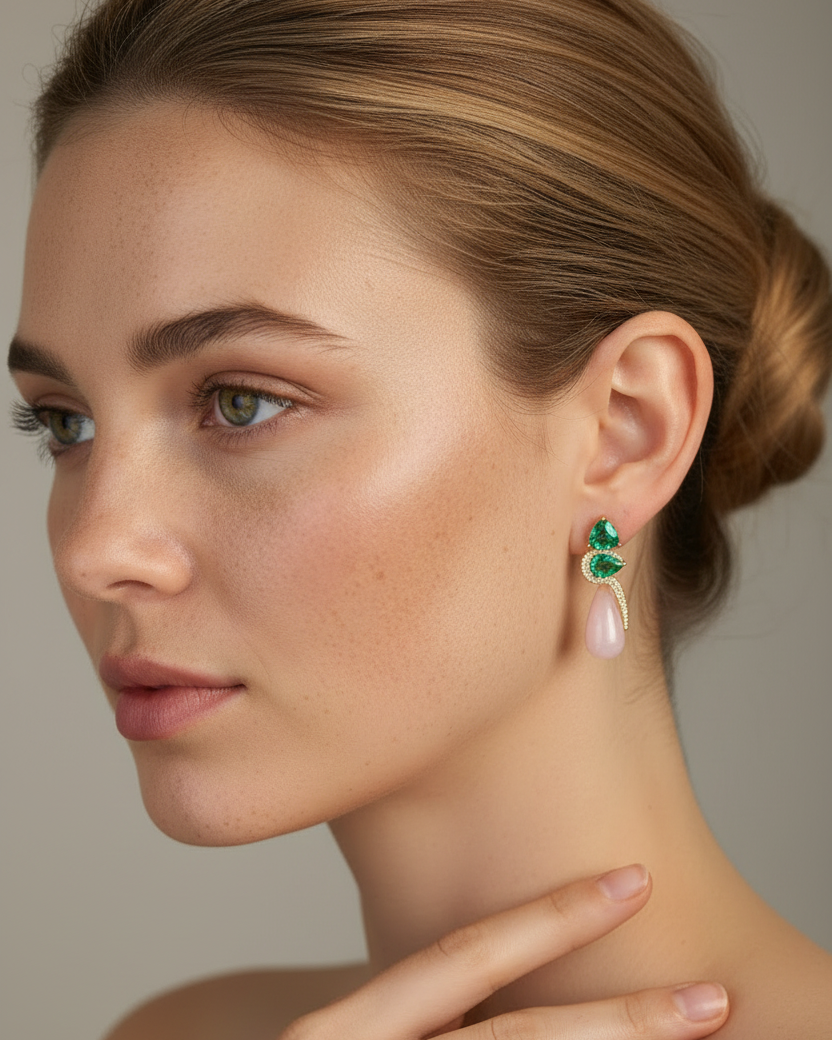 Pendientes joya con combinación de verde esmeralda y rosa, engastados con circonitas. Acabado premium en oro amarillo 18k.