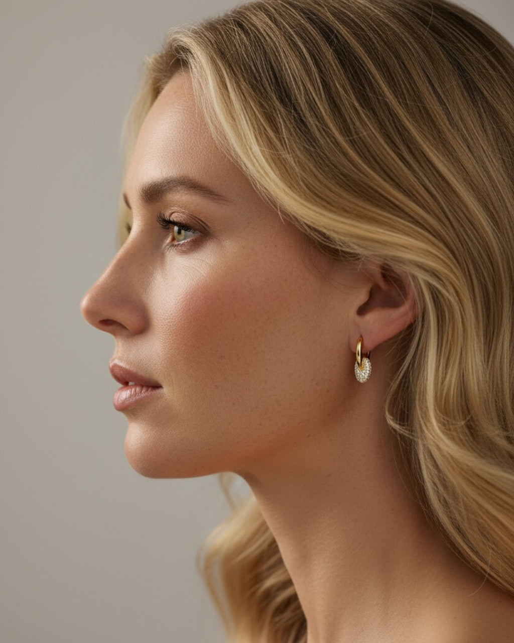 Pendientes con tonos de color y piedras blancas que aportan luz y elegancia.