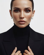 Pendientes elegantes con gran piedra blanca en talla pera y brillo sofisticado.