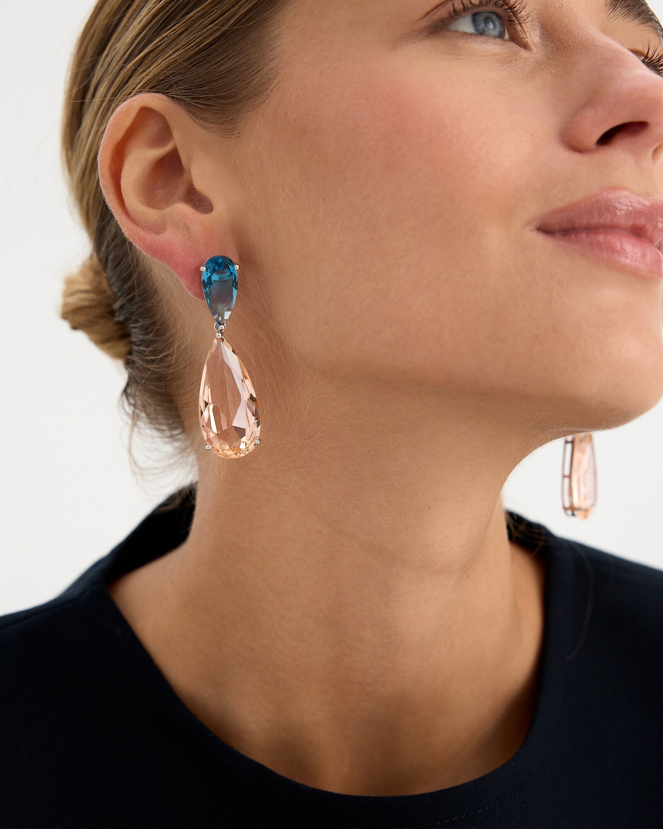 Pendientes de lágrima elegantes de Sibela Studio con piedras luminosas y diseño refinado.
