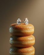 Pendientes de joyería fina con piedra blanca lágrima y diseño elegante.
