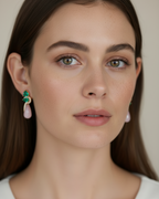 Pendientes sofisticados con lágrima rosa de gran tamaño, piedras verdes y circonitas brillantes. Joya en plata 925 bañada en oro amarillo 18k.