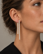 Pendientes largos GIOIA con doble tira de piedras blancas para fiesta y ocasiones especiales.