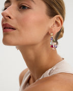 Pendientes largos con combinación de colores vibrantes y acabado en rodio, ideales para eventos especiales.
