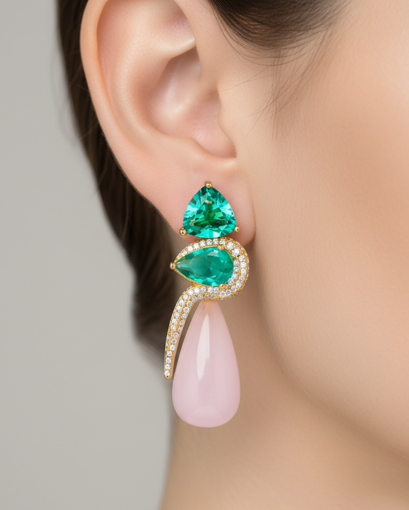 Pendientes largos multicolor con piedras verdes y rosa, engastadas con circonitas. Diseño exclusivo en plata de ley con baño en oro 18k.