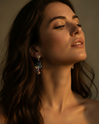 Pendientes largos de estilo glamour con piedras multicolor y brillo elegante.