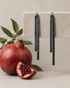 Pendientes largos negros GALEI con doble tira de piedras para looks de fiesta y ocasiones especiales.