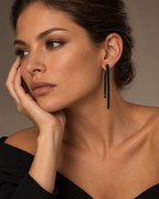 Pendientes largos GALEI con piedras negras en talla esmeralda y dos tiras escalonadas.